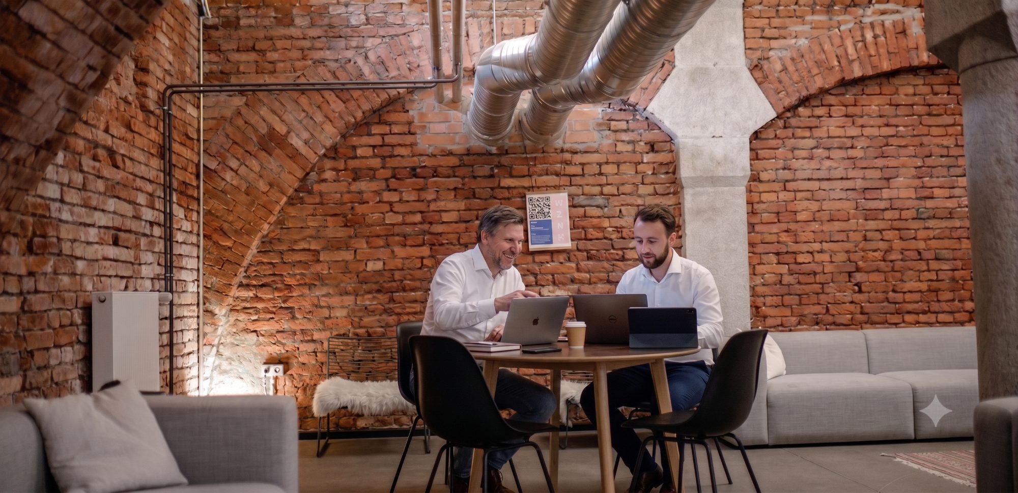 Gernot Mötschlmayer und Stefan Rösch bei der Arbeit im Zollhof, Nürnberg